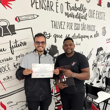 Aluno do Instituto Fogaça com o certificado