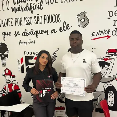 Aluno do Instituto Fogaça com o certificado