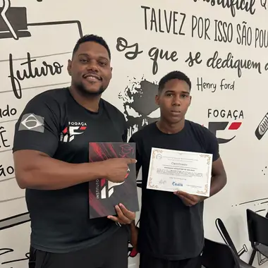 Aluno do Instituto Fogaça com o certificado