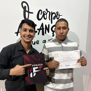 Aluno do Instituto Fogaça com o certificado
