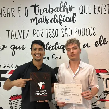 Aluno do Instituto Fogaça com o certificado