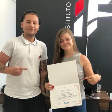 Aluno do Instituto Fogaça com o certificado