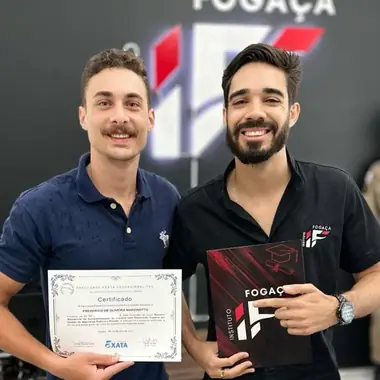 Aluno do Instituto Fogaça com o certificado