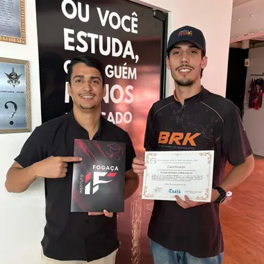 Aluno do Instituto Fogaça com o certificado
