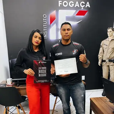 Aluno do Instituto Fogaça com o certificado