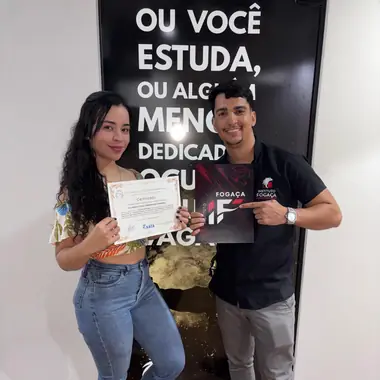 Aluno do Instituto Fogaça com o certificado