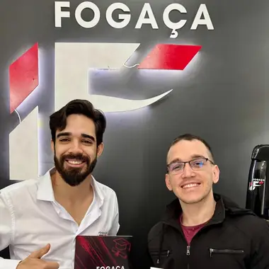 Aluno do Instituto Fogaça com o certificado