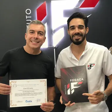 Aluno do Instituto Fogaça com o certificado