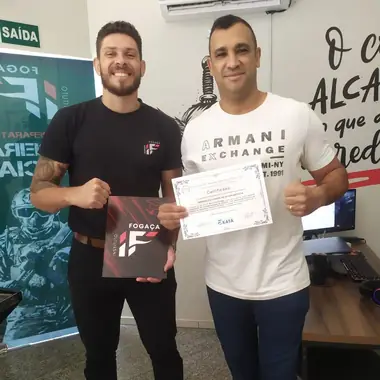 Aluno do Instituto Fogaça com o certificado