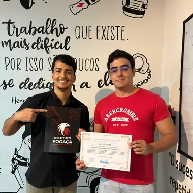 Aluno do Instituto Fogaça com o certificado