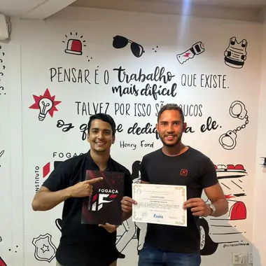Aluno do Instituto Fogaça com o certificado
