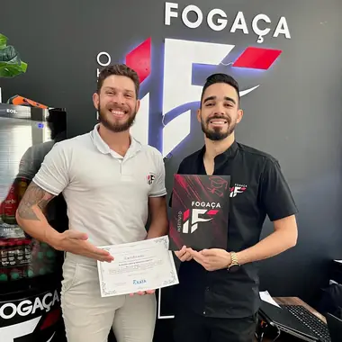 Aluno do Instituto Fogaça com o certificado