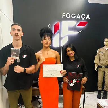 Aluno do Instituto Fogaça com o certificado