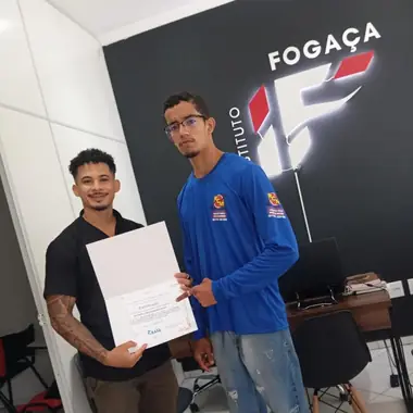 Aluno do Instituto Fogaça com o certificado