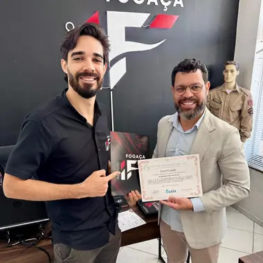 Aluno do Instituto Fogaça com o certificado