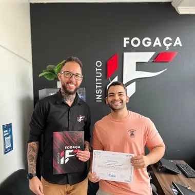 Aluno do Instituto Fogaça com o certificado