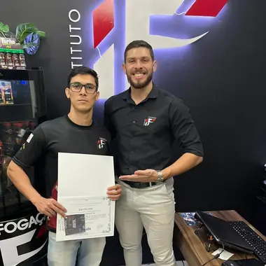 Aluno do Instituto Fogaça com o certificado