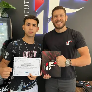 Aluno do Instituto Fogaça com o certificado