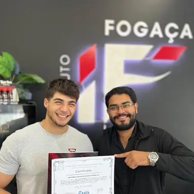 Aluno do Instituto Fogaça com o certificado