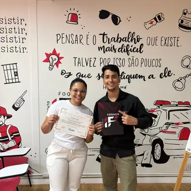 Aluno do Instituto Fogaça com o certificado
